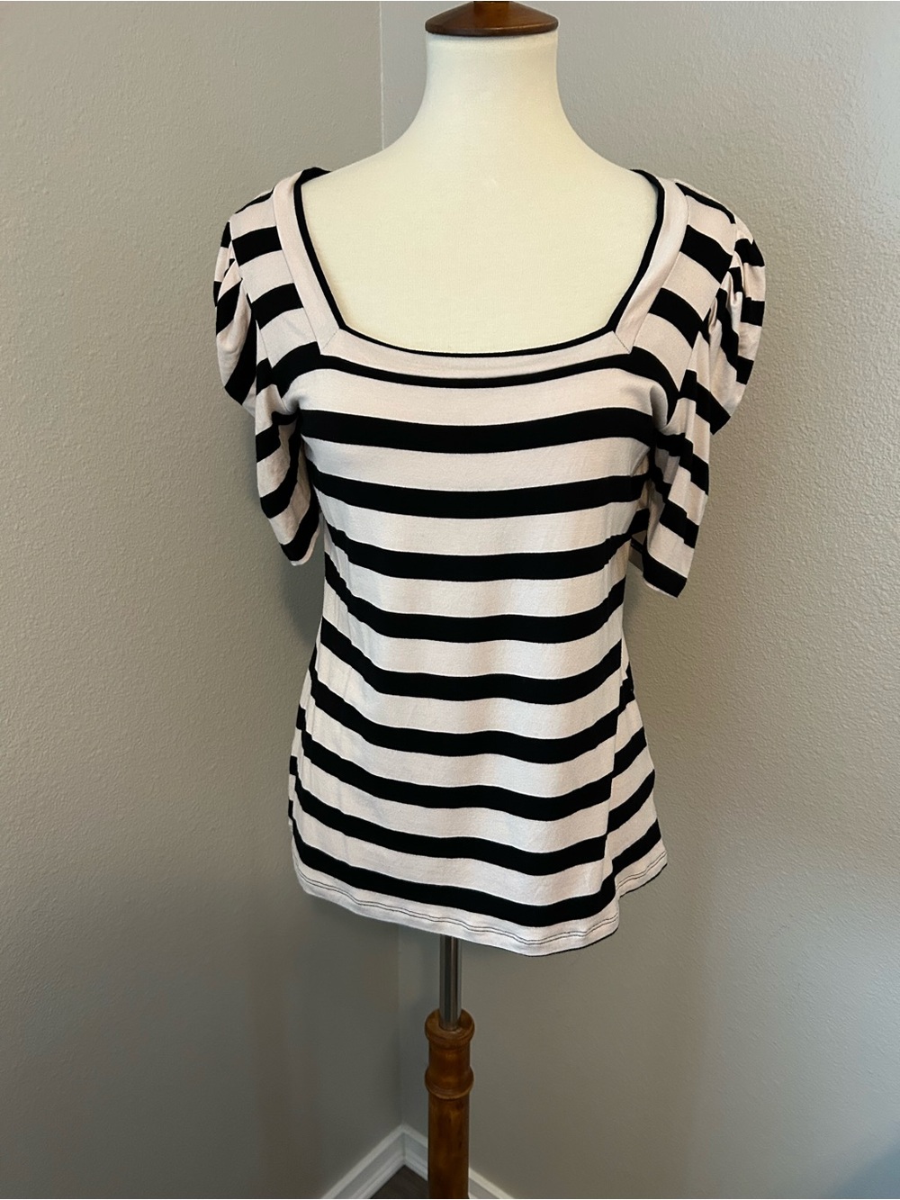 T Tahari top